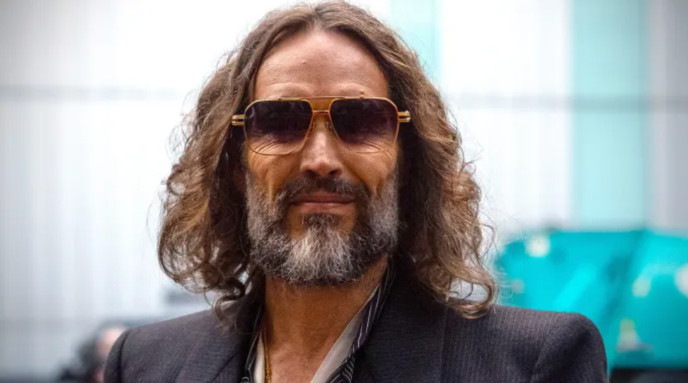 Russell Brand perében az első vallomások: két nő tett tanúvallomást a londoni bíróságon